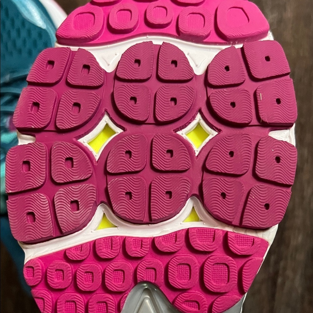 NWOT New Balance Women's Athletic Shoes in Teal and Magenta - Picture 6 of 6